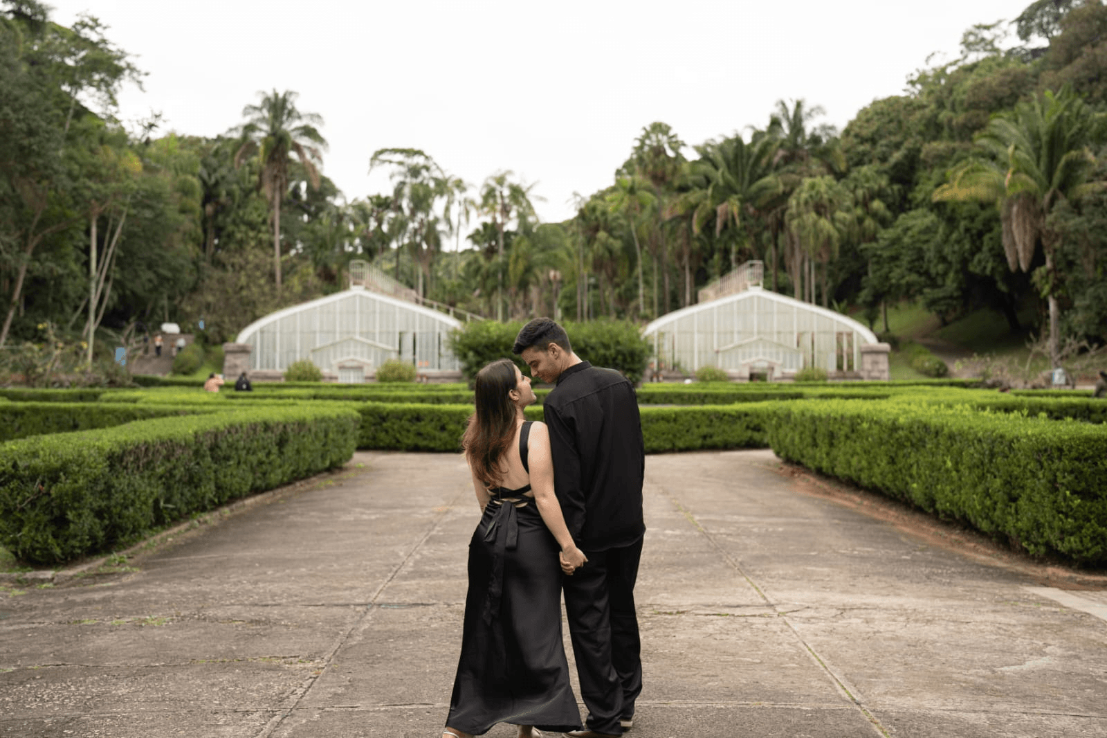 Bruna e Vinícius em meio ao jardim