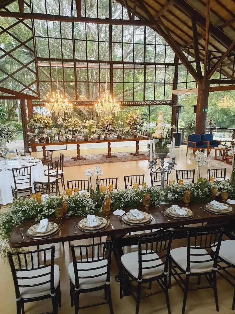 Mesa de recepção decorada para o jantar do casamento